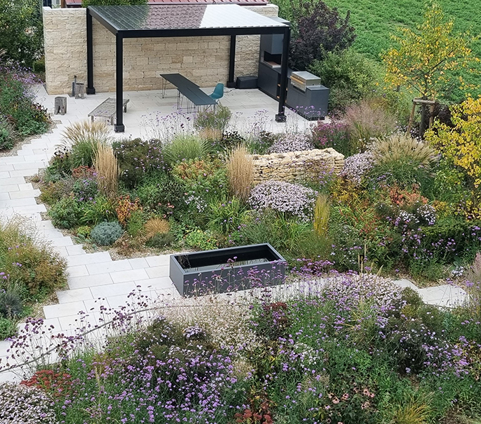 Hausgarten im modernen Design und trotzdem sehr naturnah