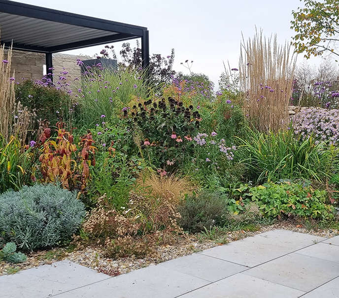 Hausgarten im modernen Design und trotzdem sehr naturnah